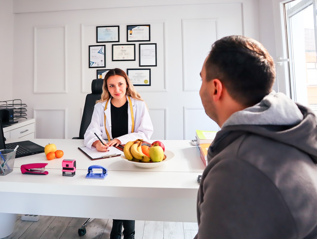Il team al lavoro su un articolo di nutrizione consapevole